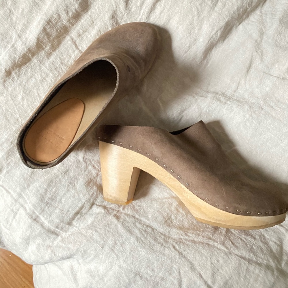 Bryr Clog : Chloe Closed Toe: Relist